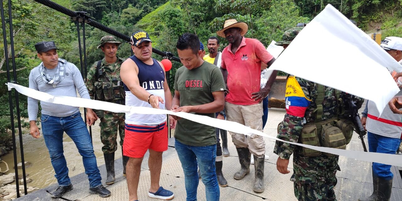 Disidencias de las Farc inauguraron un puente y entregaron maquinaria en Cauca