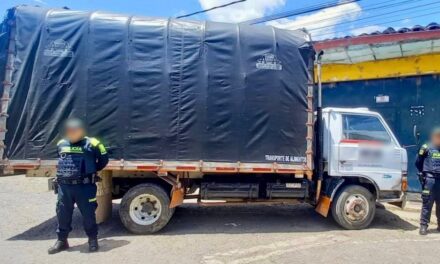 Policía Metropolitana de Popayán intercepta camión con heridos y un armas de fuego en vía Panamericana.