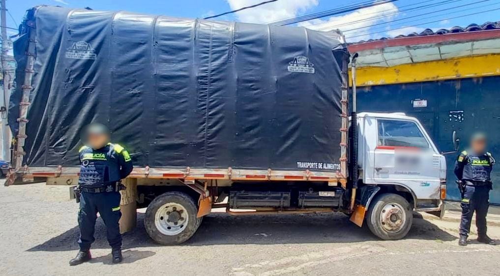 Policía Metropolitana de Popayán intercepta camión con heridos y un armas de fuego en vía Panamericana.