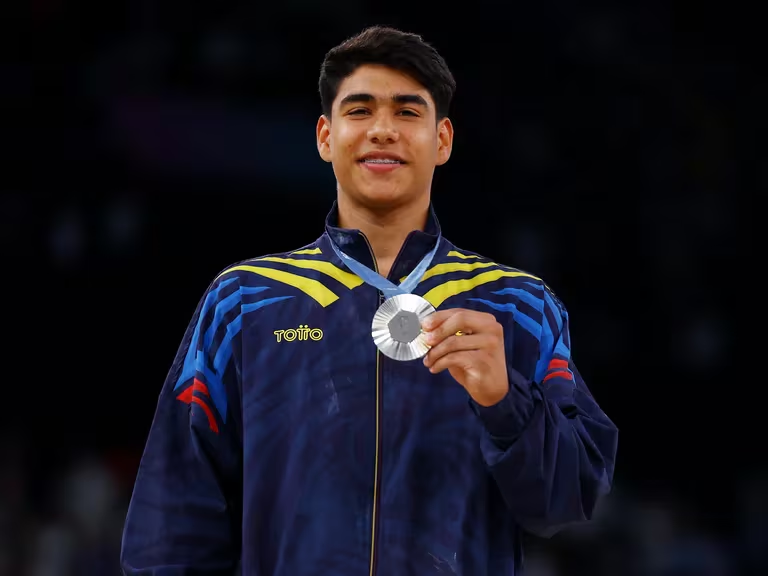 Ángel Barajas ganó la primera medalla para Colombia en los Juegos Olímpicos de París 2024: se llevó la plata en la prueba de barra fija en la gimnasia artística