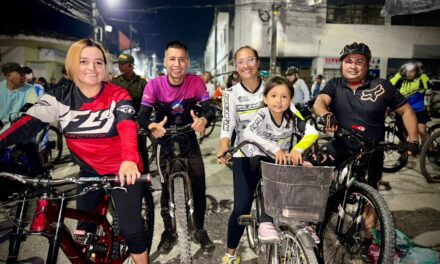 Policía Nacional realiza Ciclopaseo Nocturno en Timbío en homenaje al Intendente Miguel Ibarra