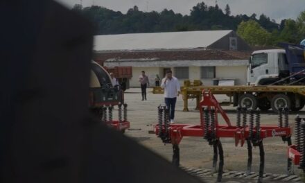 Entregan tractor con accesorios para el sector agrícola de Popayán