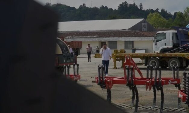 Entregan tractor con accesorios para el sector agrícola de Popayán