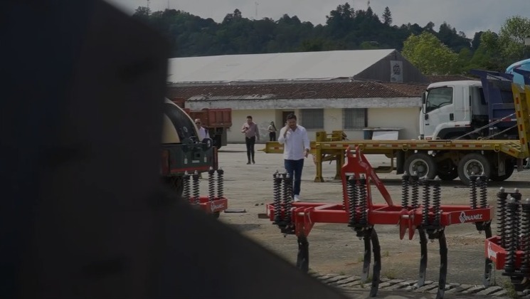 Entregan tractor con accesorios para el sector agrícola de Popayán