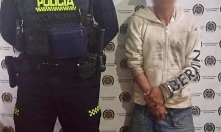 ¡De la intimidación a la captura! Policía neutraliza a hombre que amenazaba a la comunidad con un machete.