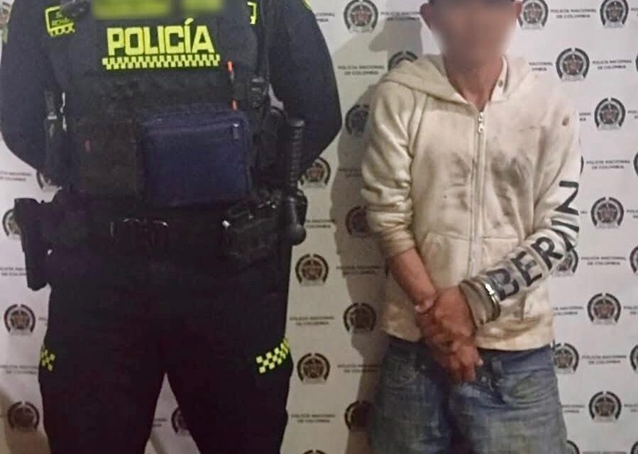 ¡De la intimidación a la captura! Policía neutraliza a hombre que amenazaba a la comunidad con un machete.