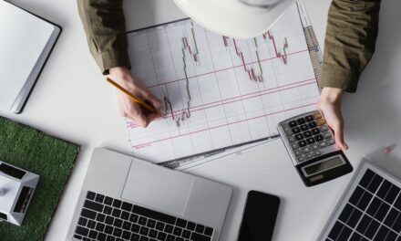 Lunes Negro en la Economía Mundial: Bolsas Se Desploman por Guerra Comercial de Trump