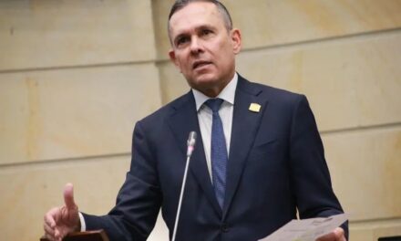 Efraín Cepeda arremete contra Petro: “Está soñando si cree que puede sacar una consulta por decreto”