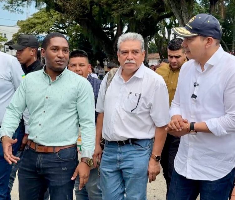 El Gobernador del Cauca visita Corinto para atender a la comunidad tras atentado