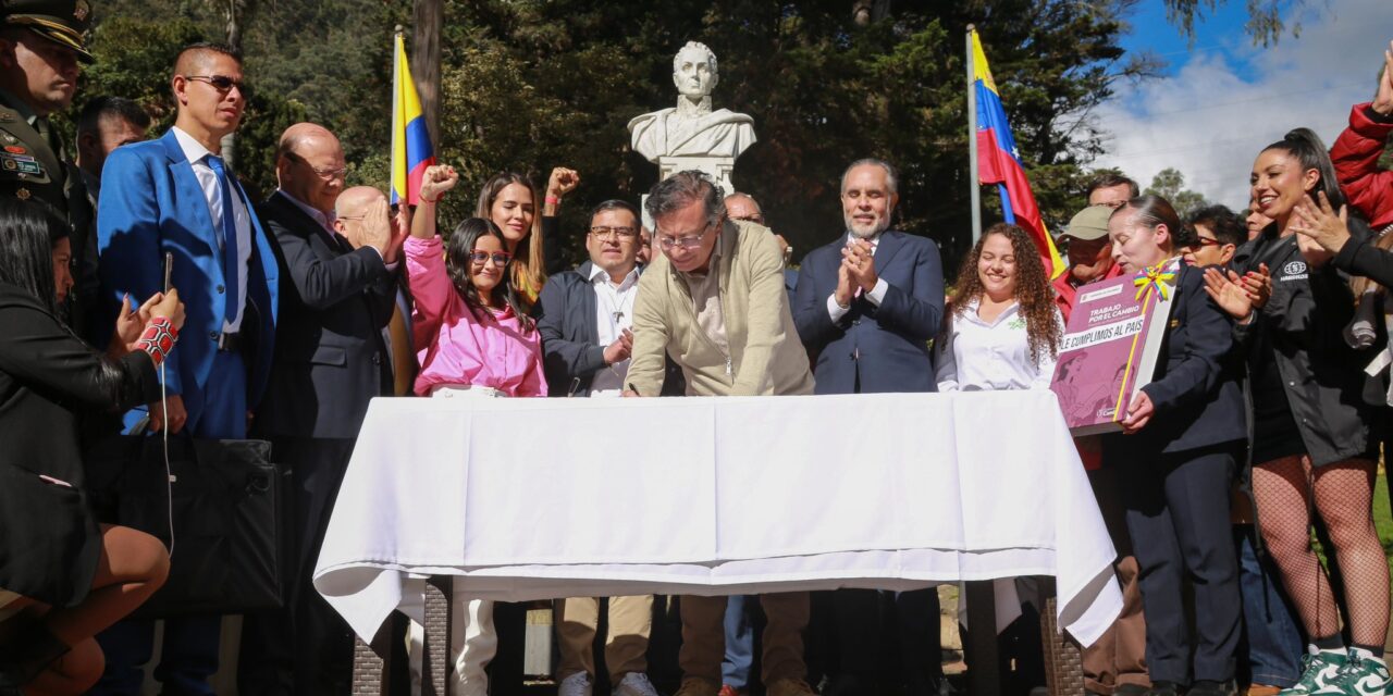 Petro sancionó la reforma laboral: “Firmo ante Bolívar y el pueblo trabajador”