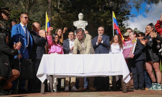 Petro sancionó la reforma laboral: “Firmo ante Bolívar y el pueblo trabajador”