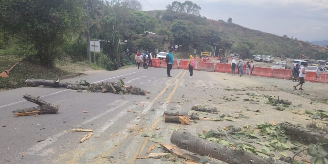 Bloqueo en la Panamericana afecta al Cauca antes del Congreso Gastronómico