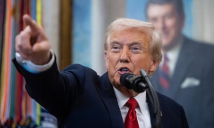 Trump impone nuevos aranceles a Colombia y acusa a Gustavo Petro de ser “líder del narcotráfico”