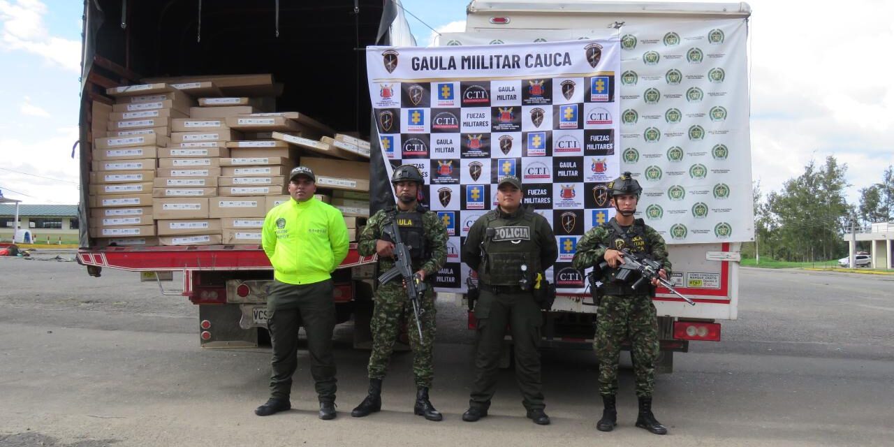 Policía recupera dos camiones y mercancía en vías del Cauca