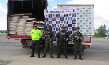 Policía recupera dos camiones y mercancía en vías del Cauca