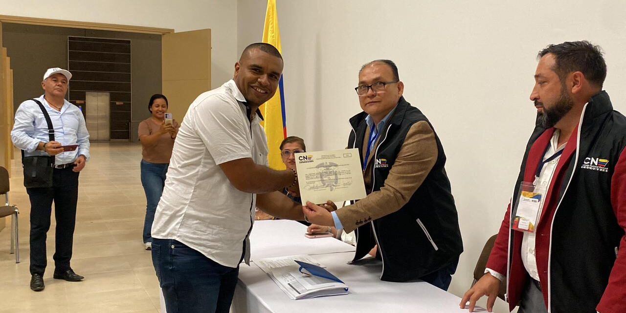 CNE entrega credenciales a Esneyder Gómez como representante de la CITREP 1