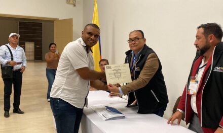 CNE entrega credenciales a Esneyder Gómez como representante de la CITREP 1