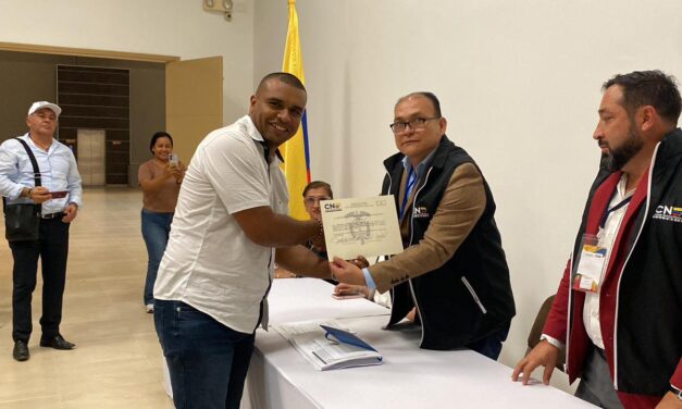 CNE entrega credenciales a Esneyder Gómez como representante de la CITREP 1