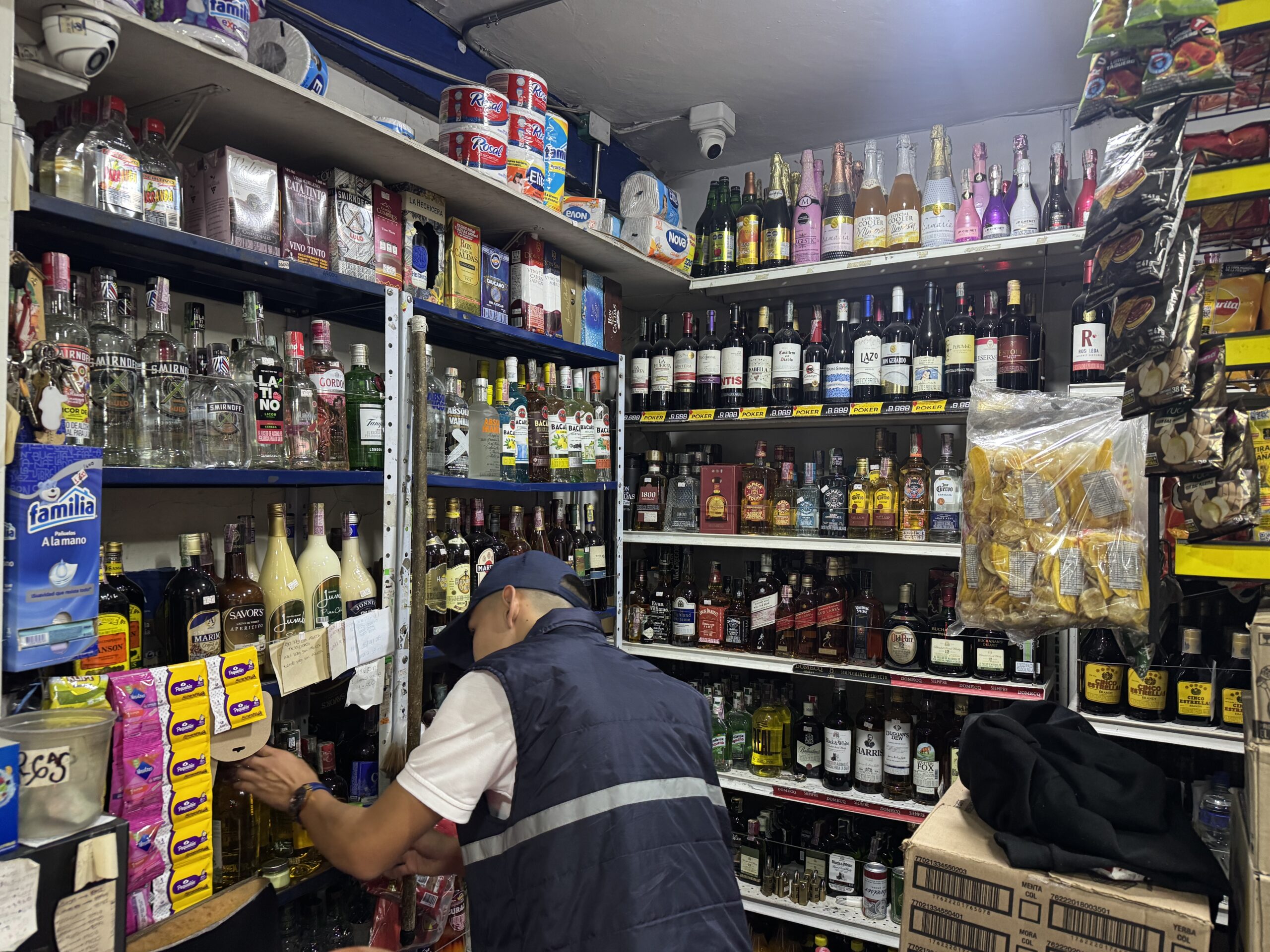 Control anti contrabando en Popayán deja decomisos, cierres y licor adulterado detectado