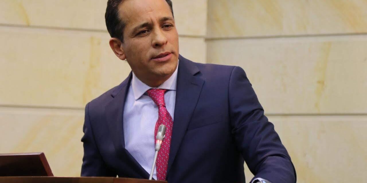 Alexander López cuestiona al MinDefensa tras atentado en vía Panamericana en Cauca
