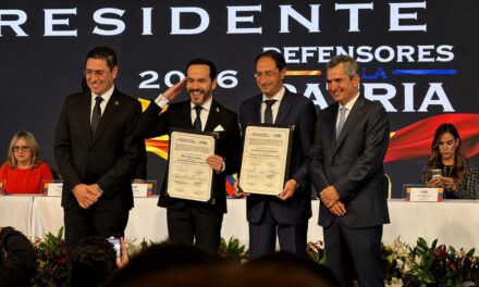 Entrega de credenciales: Abelardo de la Espriella y José Manuel Restrepo