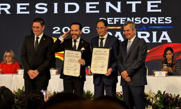 Entrega de credenciales: Abelardo de la Espriella y José Manuel Restrepo