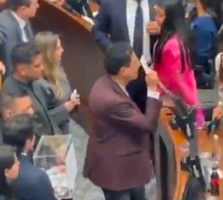 Presidencia del Senado: Cepeda vota por el candidato de Uribe