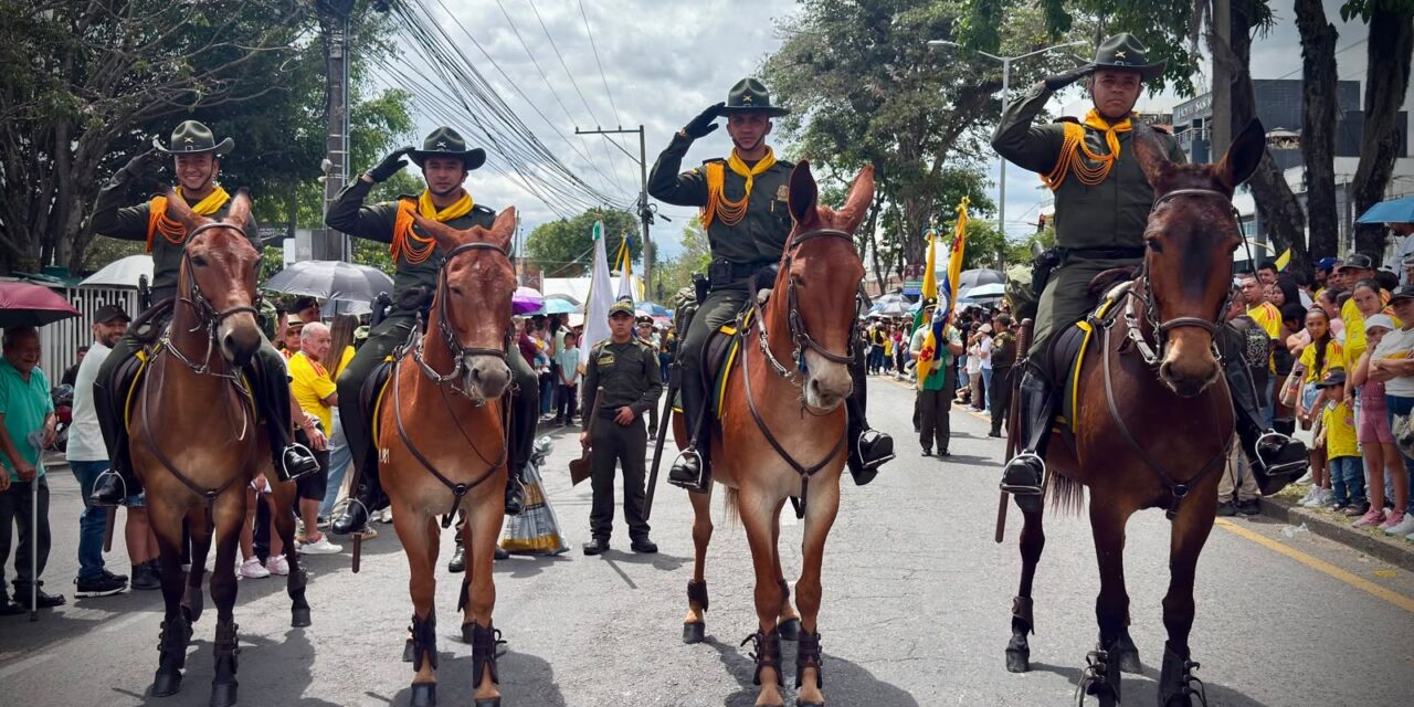 Policía Nacional participa en desfile por 216 años del Grito de Independencia en Popayán