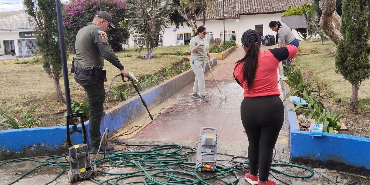 Jornada de embellecimiento en el parque principal de Sotará