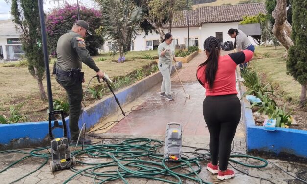 Jornada de embellecimiento en el parque principal de Sotará
