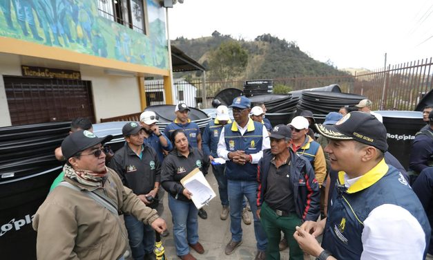 Volcán Puracé: gobernador recorre comunidades y entrega ayudas