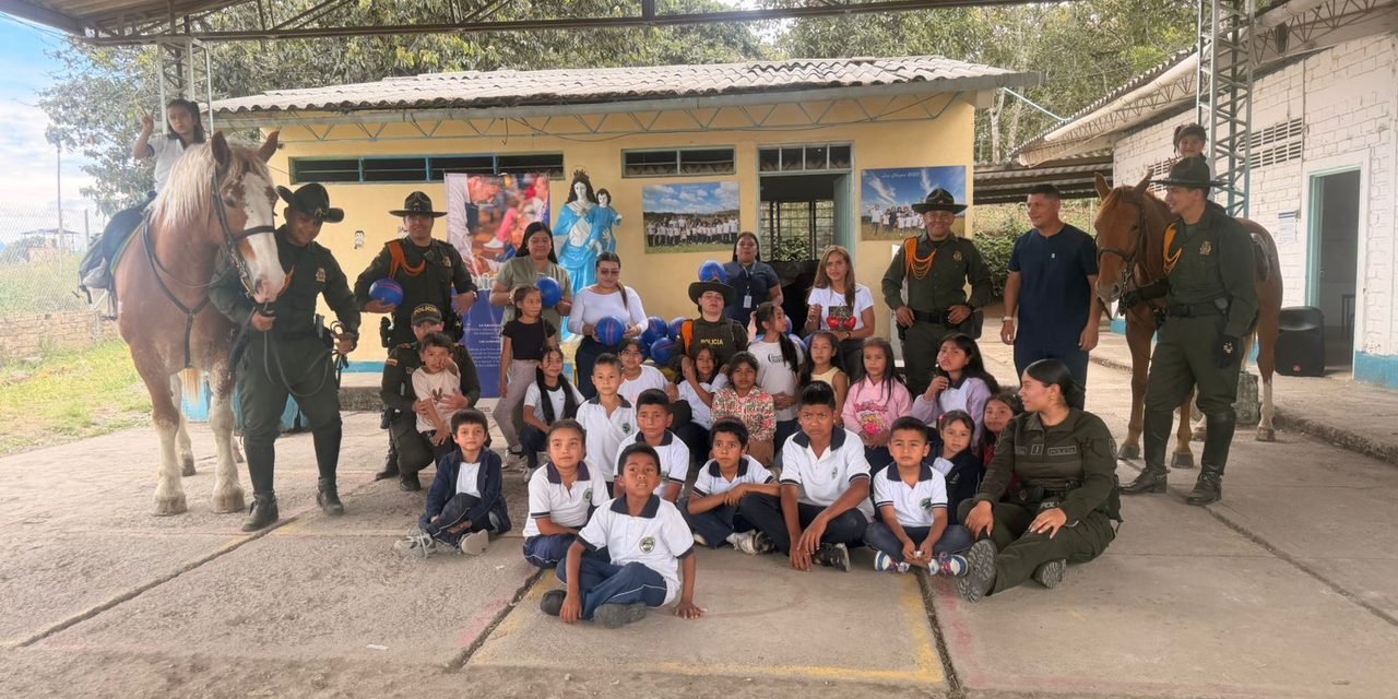 Gesto de solidaridad de la Policía con niños de Las Chozas en Popayán