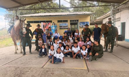 Gesto de solidaridad de la Policía con niños de Las Chozas en Popayán