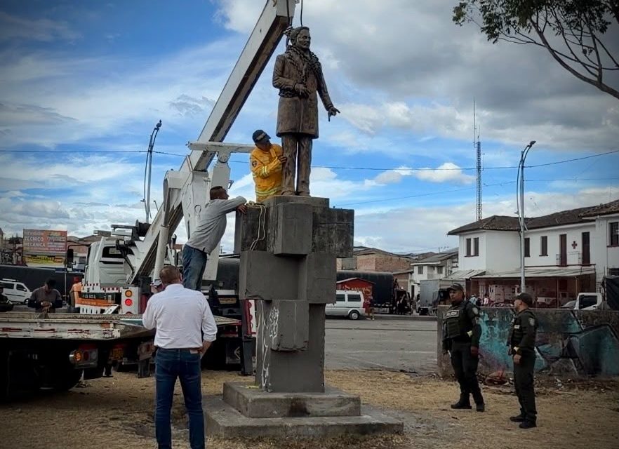Carlos Albán: Recuperan y reubican escultura de bronce