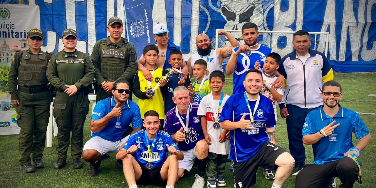 Jóvenes barristas de Comandos Azules juegan fútbol por la convivencia