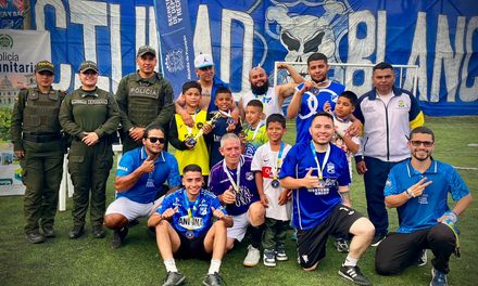 Jóvenes barristas de Comandos Azules juegan fútbol por la convivencia