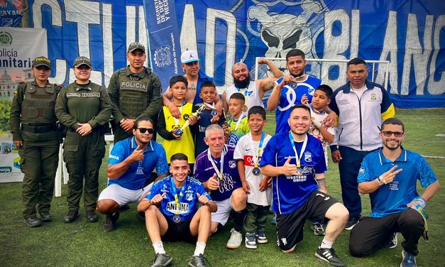 Jóvenes barristas de Comandos Azules juegan fútbol por la convivencia