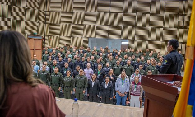 Certificamos Policía Nacional en humanización y Lengua de Señas Colombiana
