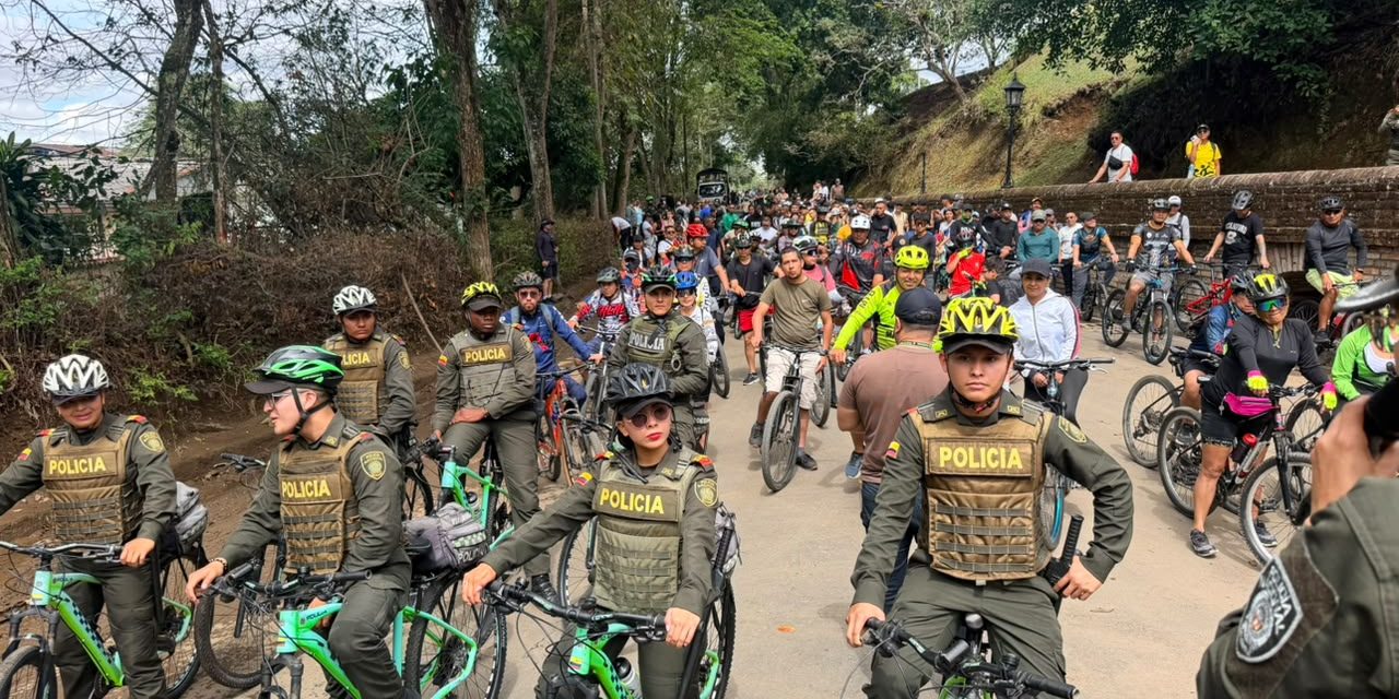 Actividad deportiva: Policía lidera ciclopaseo en el receso escolar