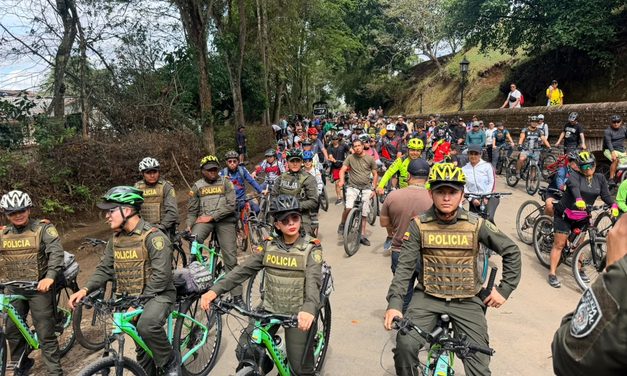 Actividad deportiva: Policía lidera ciclopaseo en el receso escolar